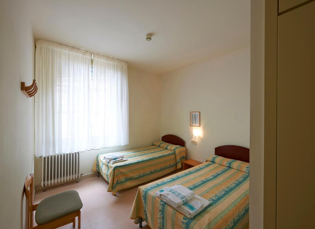 Apartamentos Montserrat Abat Marcet מראה חיצוני תמונה