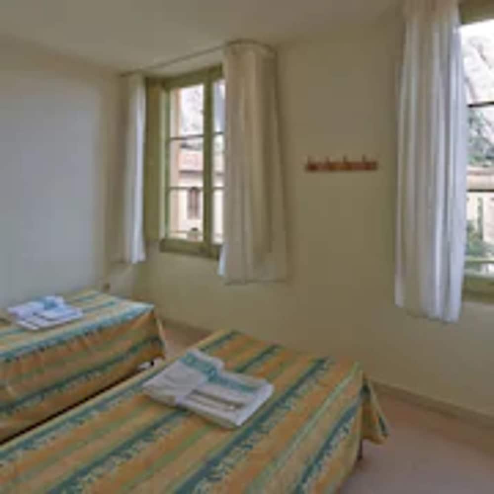 Apartamentos Montserrat Abat Marcet מראה חיצוני תמונה