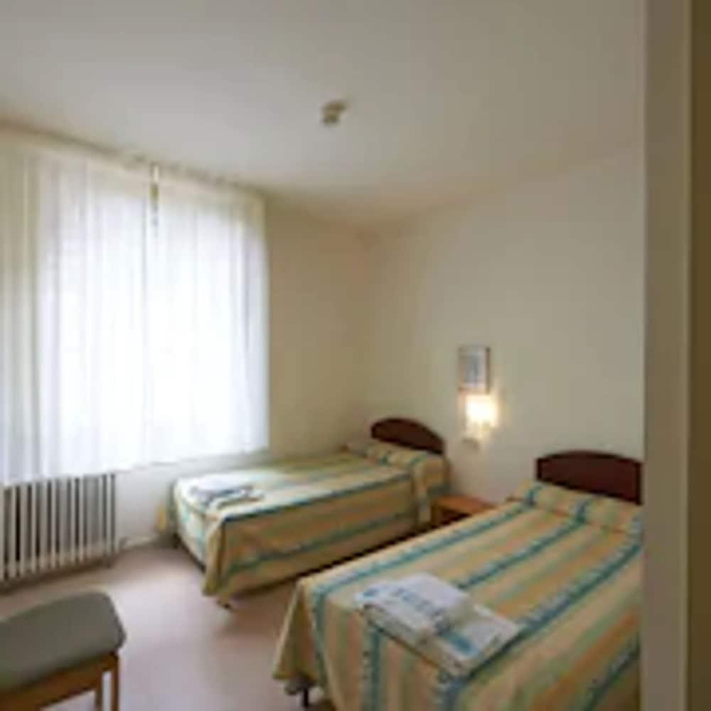 Apartamentos Montserrat Abat Marcet מראה חיצוני תמונה