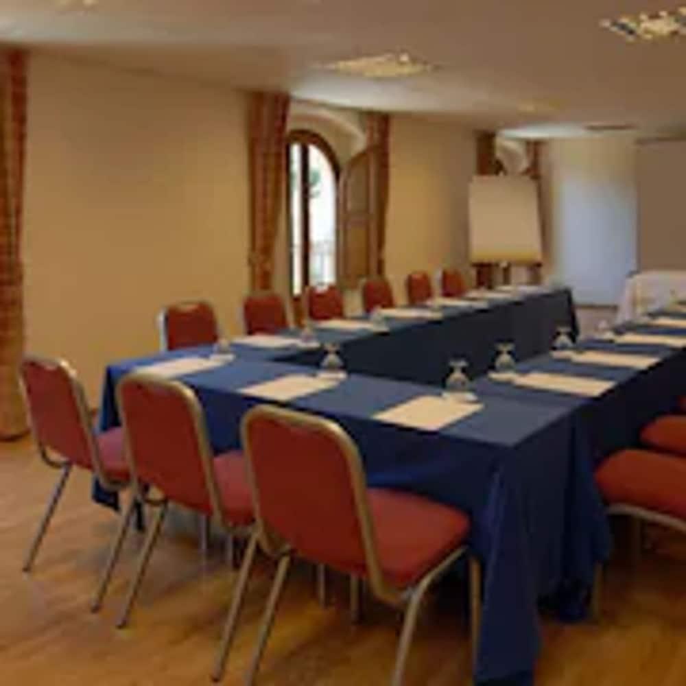 Apartamentos Montserrat Abat Marcet מראה חיצוני תמונה