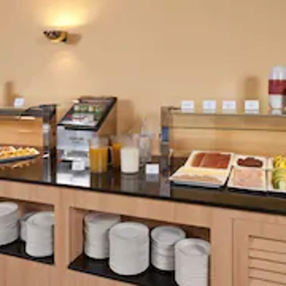Apartamentos Montserrat Abat Marcet מראה חיצוני תמונה