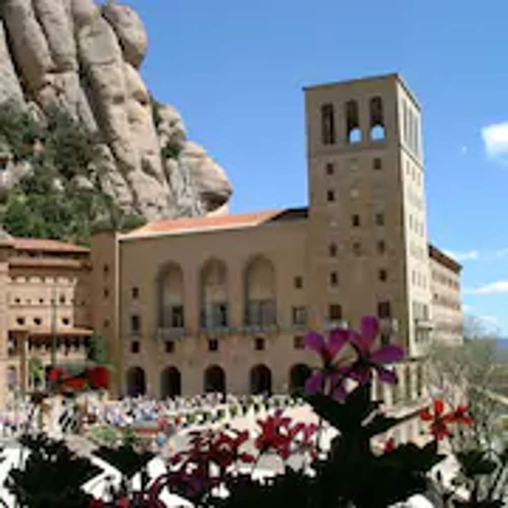 Apartamentos Montserrat Abat Marcet מראה חיצוני תמונה